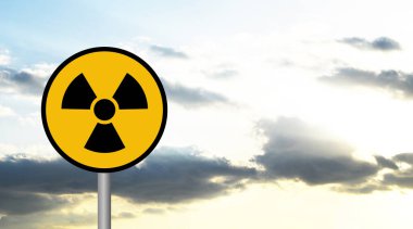 Gökyüzü arka plan üzerinde uyarı işareti