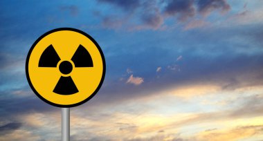 Gökyüzü arka plan üzerinde uyarı işareti