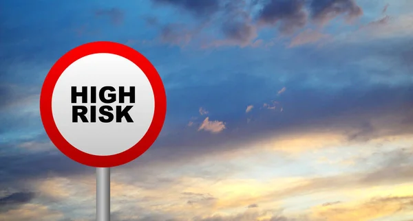 Знак Высокого Риска Фоне Неба — стоковое фото