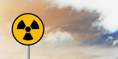 Gökyüzü arka plan üzerinde uyarı işareti