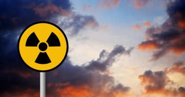 Gökyüzü arka plan üzerinde uyarı işareti