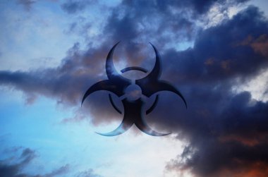 Gökyüzü arka plan üzerinde uyarı işareti