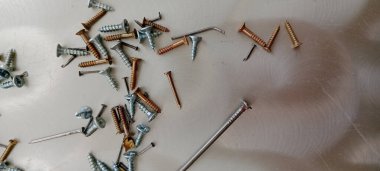 Beyaz arkaplanda farklı boyut vidaları.