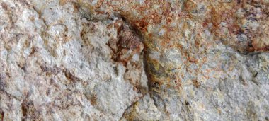 Beton duvar. Dökülmüş duvarlarda yıpranmış eski boyalar.