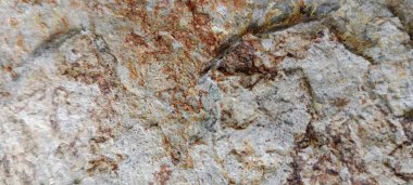 Beton duvar. Dökülmüş duvarlarda yıpranmış eski boyalar.