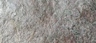 Beton duvar. Dökülmüş duvarlarda yıpranmış eski boyalar.