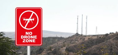 Beyaz arkaplanda İHA alanı işareti yok