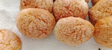 Beyaz arkaplanda şeker serpiştirilmiş kurabiyeler