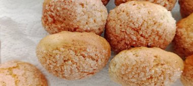 Beyaz arkaplanda şeker serpiştirilmiş kurabiyeler