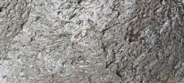 Beton duvar. Dökülmüş duvarlarda yıpranmış eski boyalar.