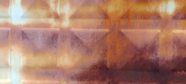 Paslı ve yıpranmış metal tabaka ve dökülmüş boya