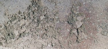 Beton duvar. Dökülmüş duvarlarda yıpranmış eski boyalar.