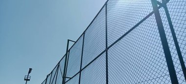 Yakın plan dikenli tel güvenli bölge