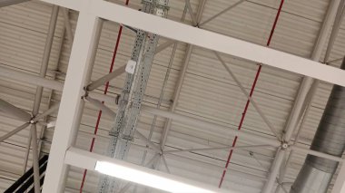 Tavanda havalandırma boruları ve pervaneler.