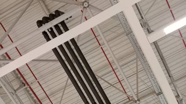 Tavanda havalandırma boruları ve pervaneler.