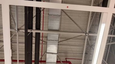 Tavanda havalandırma boruları ve pervaneler.