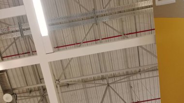 Tavanda havalandırma boruları ve pervaneler.