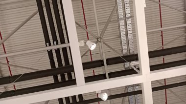 Tavanda havalandırma boruları ve pervaneler.