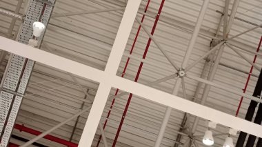 Tavanda havalandırma boruları ve pervaneler.