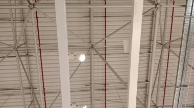 Tavanda havalandırma boruları ve pervaneler.