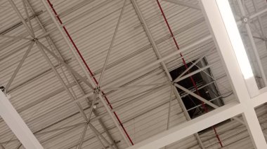 Tavanda havalandırma boruları ve pervaneler.