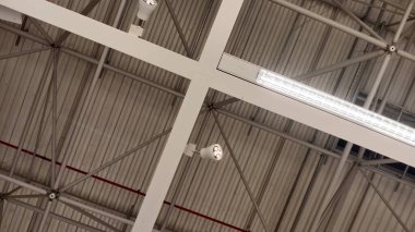 Tavanda havalandırma boruları ve pervaneler.