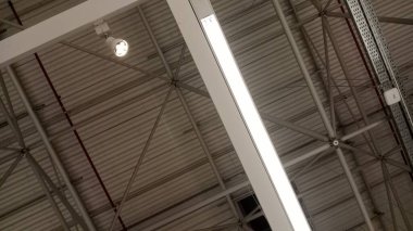 Tavanda havalandırma boruları ve pervaneler.