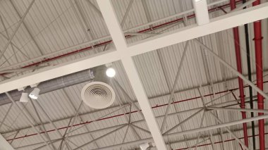 Tavanda havalandırma boruları ve pervaneler.