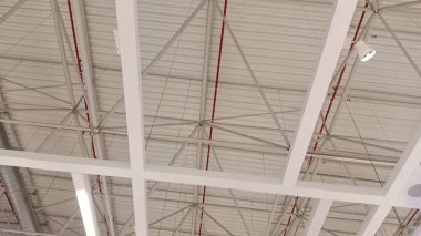 Tavanda havalandırma boruları ve pervaneler.