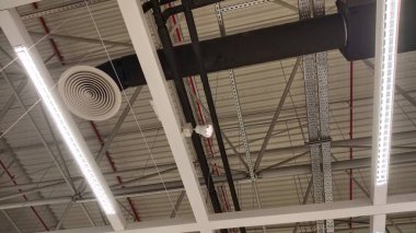 Tavanda havalandırma boruları ve pervaneler.