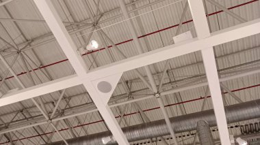 Tavanda havalandırma boruları ve pervaneler.