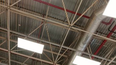 Tavanda havalandırma boruları ve pervaneler.