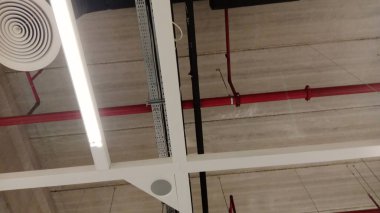 Tavanda havalandırma boruları ve pervaneler.