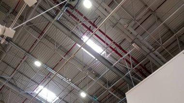 Tavanda havalandırma boruları ve pervaneler.
