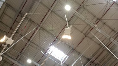Tavanda havalandırma boruları ve pervaneler.