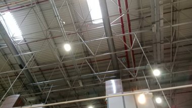 Tavanda havalandırma boruları ve pervaneler.