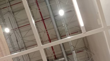 Tavanda havalandırma boruları ve pervaneler.