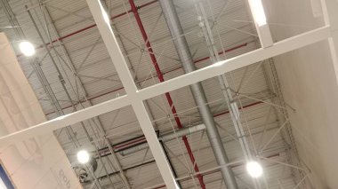 Tavanda havalandırma boruları ve pervaneler.