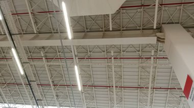 Tavanda havalandırma boruları ve pervaneler.