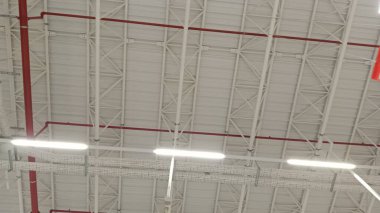 Tavanda havalandırma boruları ve pervaneler.