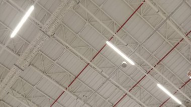 Tavanda havalandırma boruları ve pervaneler.