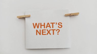 Beyaz arka planda sıradaki işaret ne?