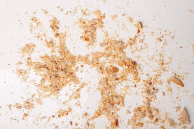 Beyaz masada duran ekmek kırıntılarının fotoğrafı. Kurutulmuş ekmek arka planı.