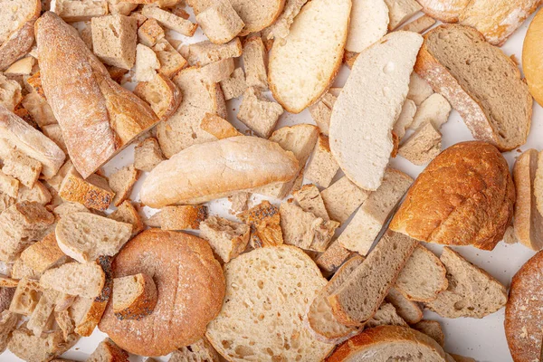 Zdjęcie Plasterków Starego Suchego Chleba Przeznaczony Okruszki Chleba Dla Bydła Zdjęcie Stockowe