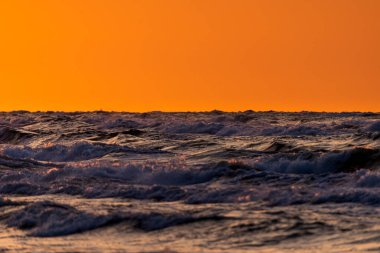 Baltık Denizi 'ndeki Fırtınalı dalgaların fotoğrafı. Altın saat.