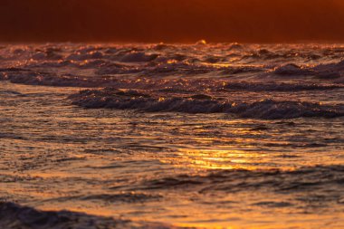 Baltık Denizi 'ndeki Fırtınalı dalgaların fotoğrafı. Altın saat.