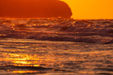 Baltık Denizi 'ndeki Fırtınalı dalgaların fotoğrafı. Altın saat.