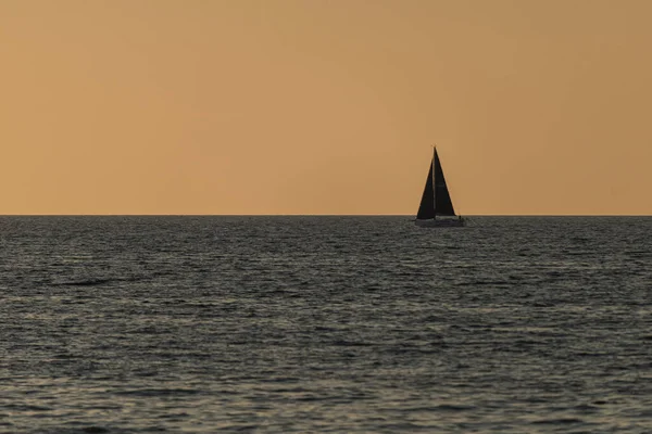 Foto Piccola Barca Vela Sul Mar Baltico Ora Oro — Foto Stock