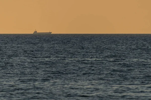 Foto Grande Navio Carga Navegando Mar Báltico Hora Ouro — Fotografia de Stock