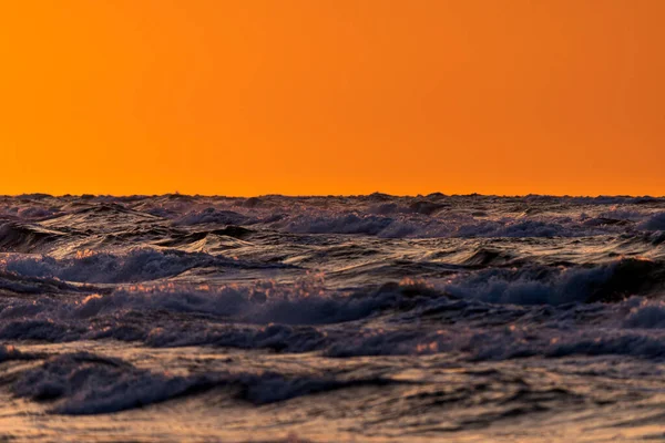 バルト海の嵐の波の写真 ゴールデンアワー — ストック写真